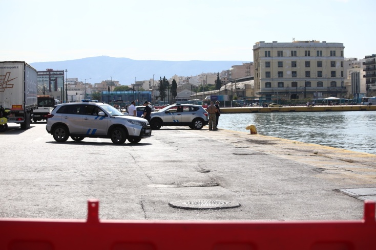 Επιχείρηση μετά την πτώση οχήματος στο λιμάνι του Πειραιά