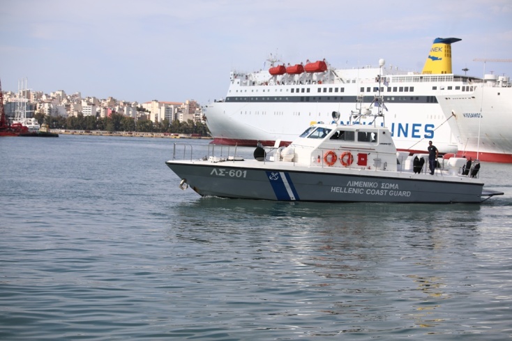 Επιχείρηση μετά την πτώση οχήματος στο λιμάνι του Πειραιά