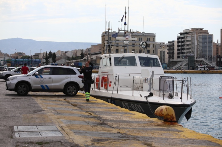Επιχείρηση μετά την πτώση οχήματος στο λιμάνι του Πειραιά