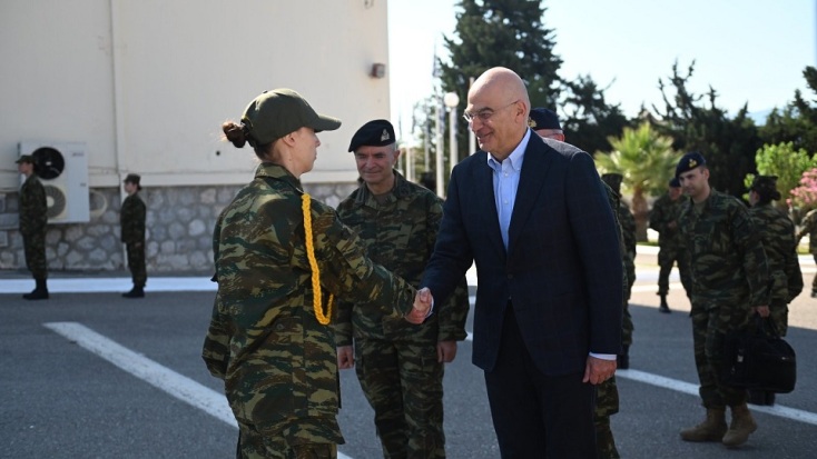 Συνάντηση Δένδια με τις πρώτες γυναίκες που παρουσιάστηκαν εθελοντικά στον Στρατό Ξηράς