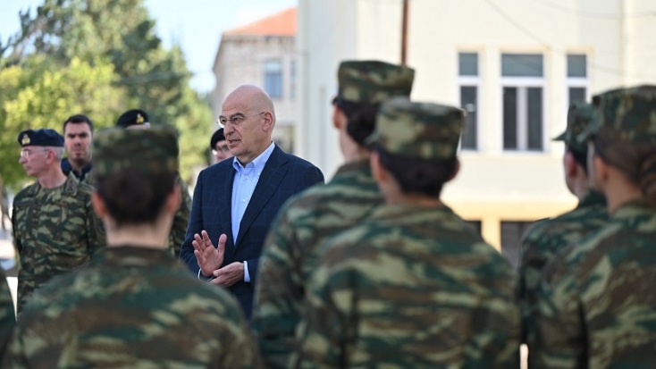 Συνάντηση Δένδια με τις πρώτες γυναίκες που παρουσιάστηκαν εθελοντικά στον Στρατό Ξηράς