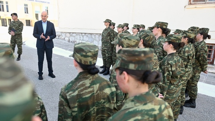 Συνάντηση Δένδια με τις πρώτες γυναίκες που παρουσιάστηκαν εθελοντικά στον Στρατό Ξηράς