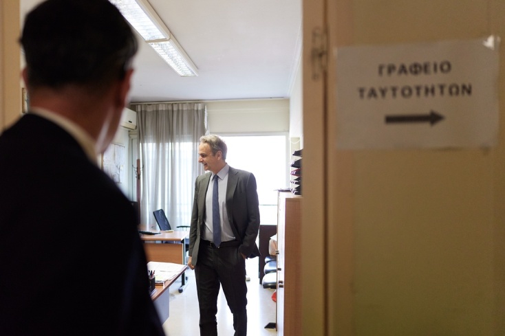 Ο Κυριάκος Μητσοτάκης έβγαλε νέα ταυτότητα - Οι φωτογραφίες από το Αστυνομικό Τμήμα