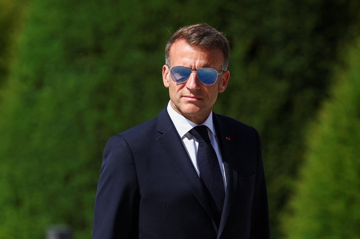 Ο Μακρόν ξανά με γυαλιά... Top Gun: «Αντιμετωπίζει εκ νέου πρόβλημα στο μάτι»