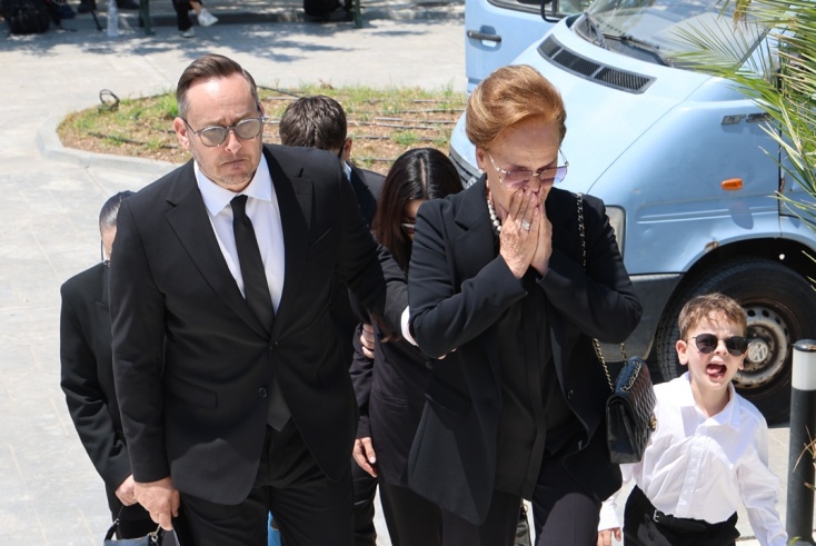 Κηδεία Βασίλη Λεβέντη: Συντετριμμένη η σύζυγος και ο γιος του, Μάριος Γεωργιάδης