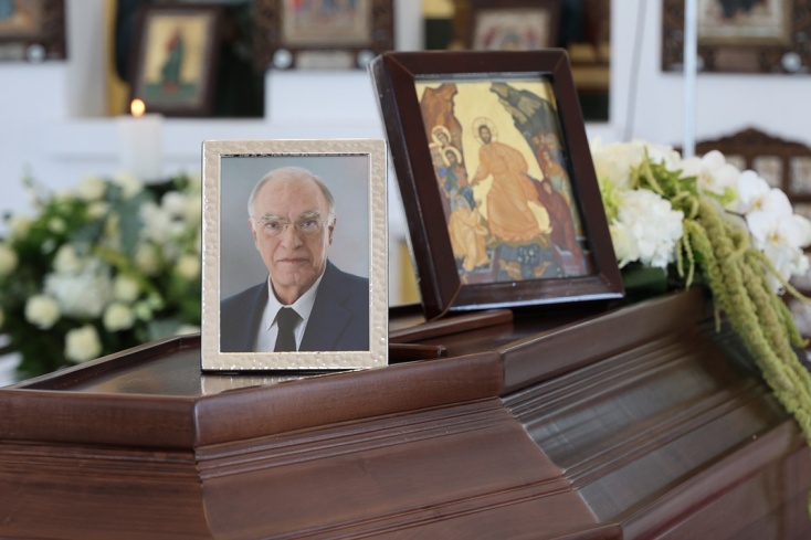 Το φέρετρο με τη φωτογραφία του Βασίλη Λεβέντη