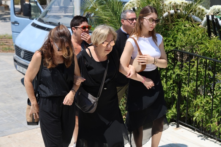 Συγγενείς του Βασίλη Λεβέντη στην κηδεία του