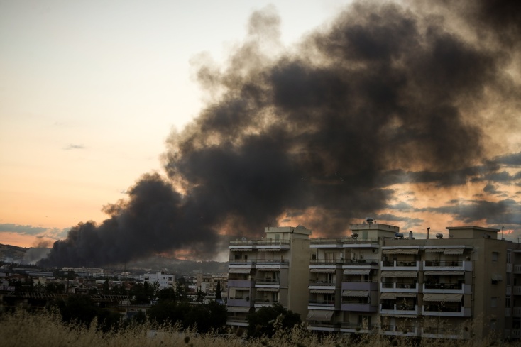 Τοξικό νέφος πάνω από τη Θεσσαλονίκη από τη φωτιά στο Ωραιόκαστρο
