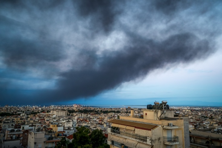 Τοξικό νέφος από τη φωτιά στο Ωραιόκαστρο πάνω από τη Θεσσαλονίκη