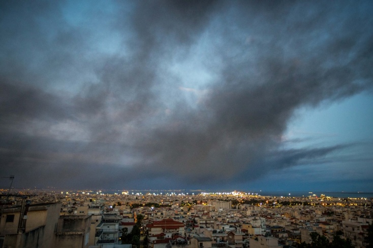 Τοξικό νέφος από τη φωτιά στο Ωραιόκαστρο πάνω από τη Θεσσαλονίκη