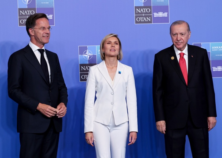 Κριστρούν Φροσταντότιρ: Ποια είναι η νεότερη πρωθυπουργός χώρας μέλος του ΝΑΤΟ