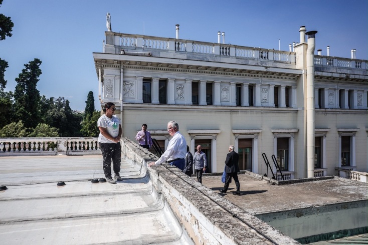 Ο Κωνσταντίνος Τασούλας στη στέγη του Προεδρικού Μεγάρου για να ελέγξει τις εργασίες συντήρησης