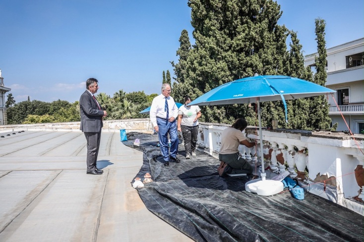 Ο Κωνσταντίνος Τασούλας στη στέγη του Προεδρικού Μεγάρου για να ελέγξει τις εργασίες συντήρησης