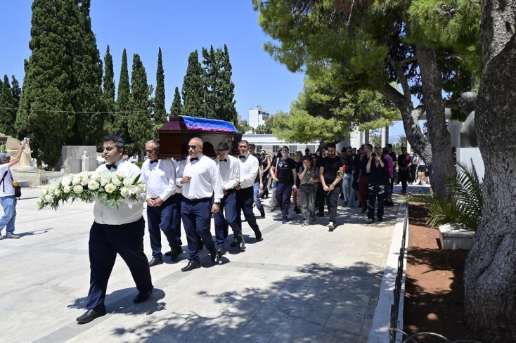 Πάολα Ρεβενιώτη: Το τελευταίο «αντίο» στο Α' Νεκροταφείο Αθηνών, παρών και ο Βαρουφάκης