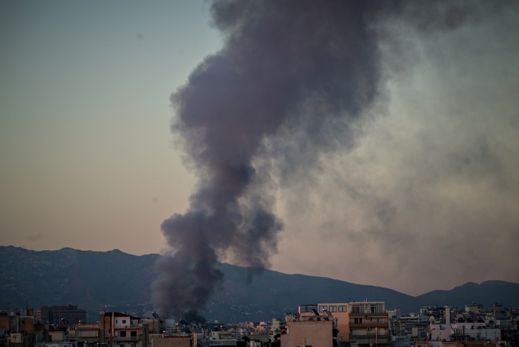 Κυκλοφοριακές ρυθμίσεις λόγω φωτιάς στο παλιό κτίριο του Μπάτμιντον στο Γουδή - 112 για τους καπνούς 