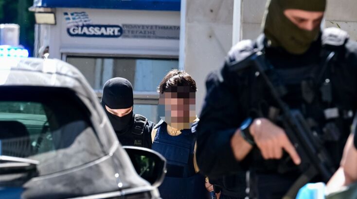 Έφτασαν στην Ευελπίδων οι δύο κατηγορούμενοι για τον εμπρησμό της Marfin
