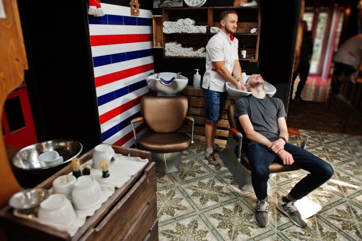 Τι σημαίνουν οι κόκκινες, λευκές και μπλε ρίγες στα κουρεία;