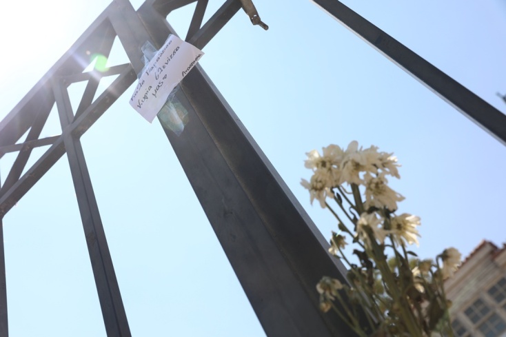 Μηνύματα και λουλούδια για τη Μάρω Κοντού στην οικία Κοκοβίκου στην Πλάκα