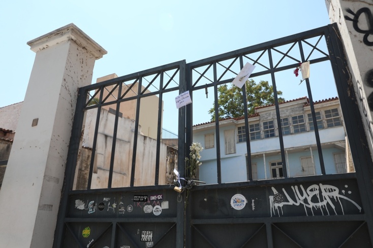 Μηνύματα και λουλούδια για τη Μάρω Κοντού στην οικία Κοκοβίκου στην Πλάκα