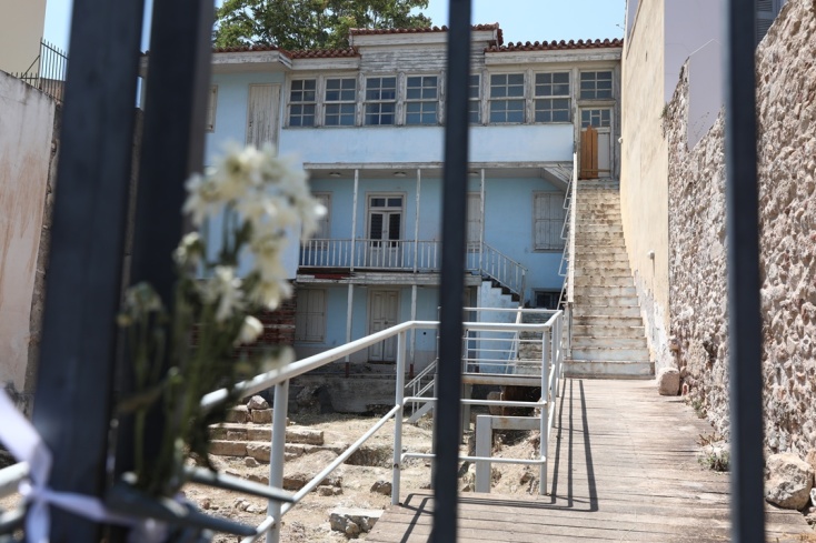 Μηνύματα και λουλούδια για τη Μάρω Κοντού στην οικία Κοκοβίκου στην Πλάκα