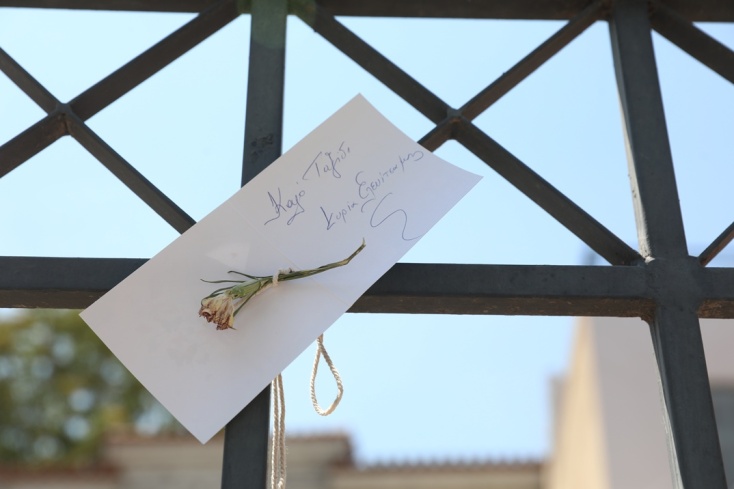 Μηνύματα και λουλούδια για τη Μάρω Κοντού στην οικία Κοκοβίκου στην Πλάκα