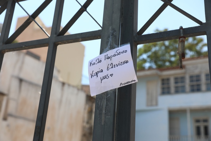 Μηνύματα και λουλούδια για τη Μάρω Κοντού στην οικία Κοκοβίκου στην Πλάκα