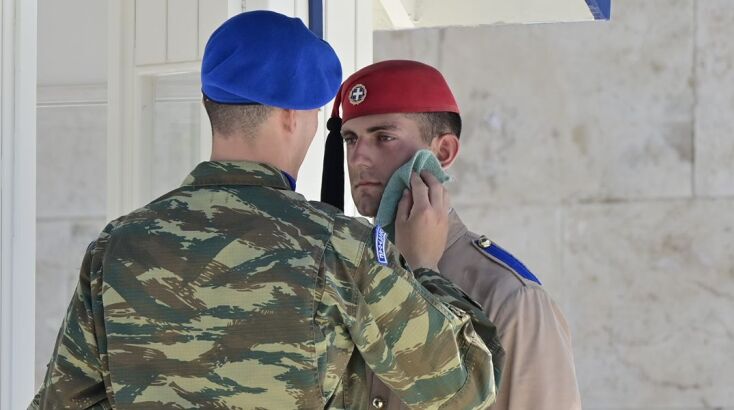 Εύζωνες μέσα στον καύσωνα