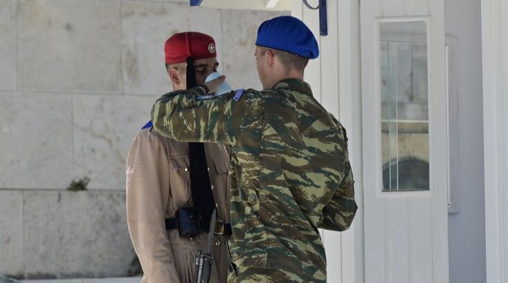 Εύζωνες μέσα στον καύσωνα