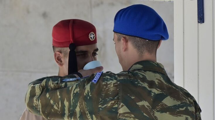 Εύζωνες μέσα στον καύσωνα