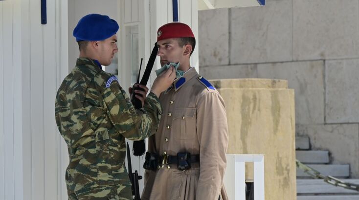 Εύζωνες μέσα στον καύσωνα
