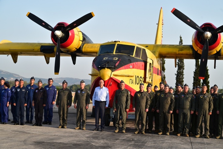 Επίσκεψη Δένδια στη Μοίρα Πυροσβεστικών Αεροσκαφών και στη Μοίρα Συντήρησης στην Ελευσίνα