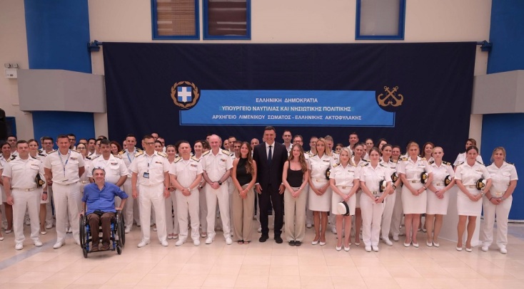 Ο Βασίλης Κικίλιας βράβευσε την ναυαγοσώστρια Σοφία Κασπίρη – Είχε σώσει 7 άτομα στην Κεφαλονιά