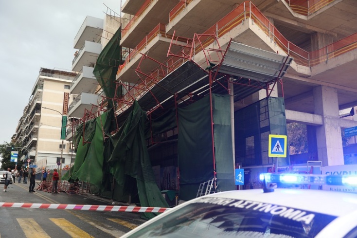 Σκαλωσιά πολυκατοικίας κατέρρευσε στον Πειραιά λόγω κακοκαιρίας - Βίντεο