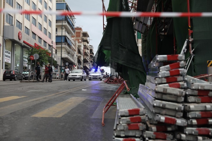 Σκαλωσιά πολυκατοικίας κατέρρευσε στον Πειραιά λόγω κακοκαιρίας - Βίντεο