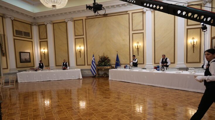  Η εκδήλωση φιλοξενήθηκε φέτος στο εσωτερικό του Μεγάρου, καθώς οι καιρικές συνθήκες δεν επέτρεψαν τη διεξαγωγή της στους κήπους της Προεδρίας.