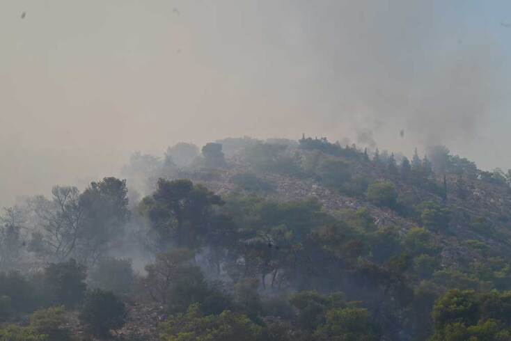 Καίγεται το Ποικίλο Όρος, απειλώντας κατοικίες σε Αιγάλεω και Χαϊδάρι