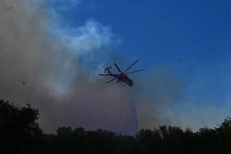Ελικόπτερο ρίχνει νερό για να μην λάβει διαστάσεις η φωτιά στο Χαϊδάρι