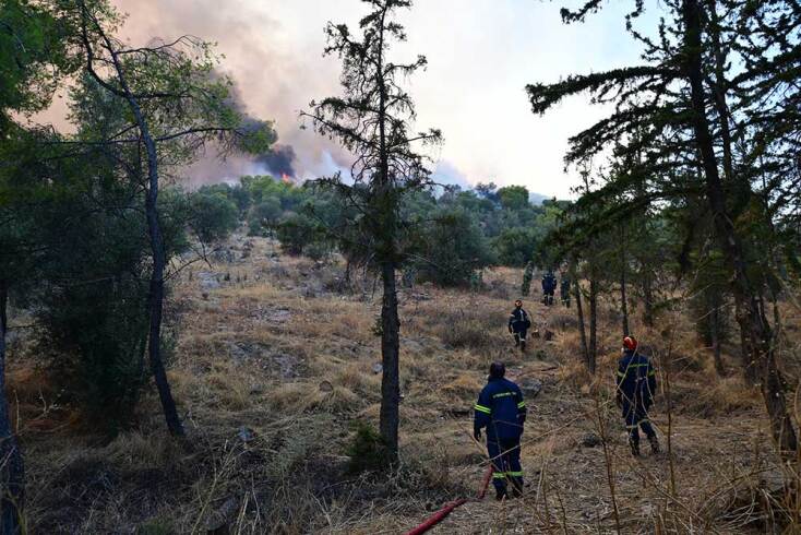 Πυροσβέστες σε δύσβατο σημείο στο Ποικίλο Όρος κατευθύνονται προς τη φωτιά