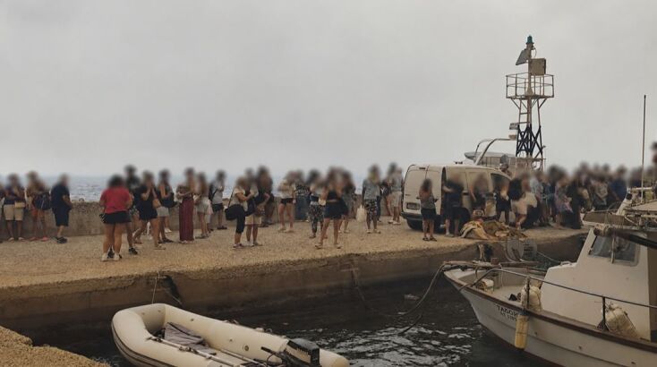 Δραματικές στιγμές στη Βοιωτία: Απεγκλωβίζεται κόσμος από την παραλία, με πλωτά μέσα η εκκένωση