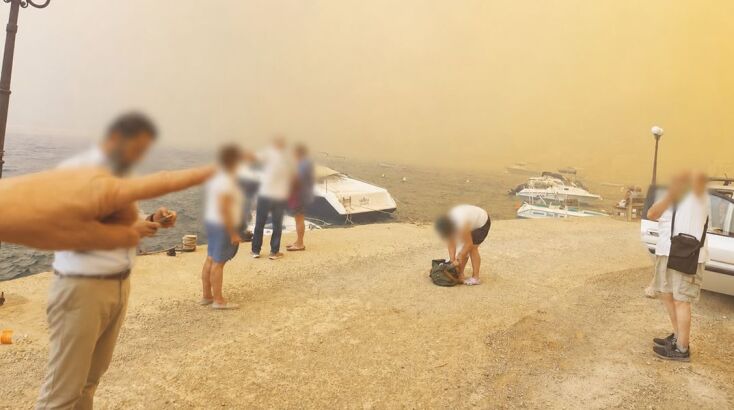 Δραματικές στιγμές στη Βοιωτία: Απεγκλωβίζεται κόσμος από την παραλία, με πλωτά μέσα η εκκένωση