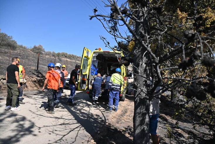 Ο εργαζόμενος ΔΕΔΔΗΕ μεταφέρεται τραυματισμένος στο ασθενοφόρο ΕΚΑΒ στην Αργολίδα