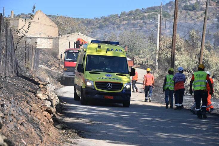 Το ασθενοφόρο ΕΚΑΒ απομακρύνεται από τα Φίχτια Αργολίδας, μεταφέροντας στο νοσοκομείο τον τραυματισμένο εργαζόμενο ΔΕΔΔΗΕ