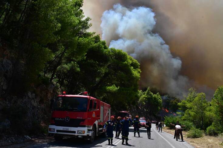 Πυροσβέστες στη Βοιωτία προετοιμάζουν το έδαφος για να ανακόψουν τη φωτιά στο βουνό