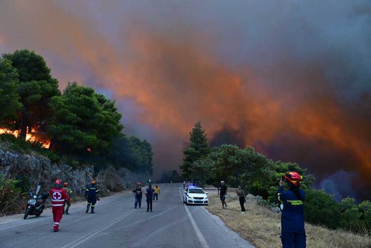 Σε πλήρη εξέλιξη η πύρινη λαίλαπα στη Βοιωτία