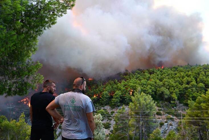 Κάτοικοι παρακολουθούν ανήμποροι τη μεγάλη φωτιά που καίει το βουνό στη Βοιωτία