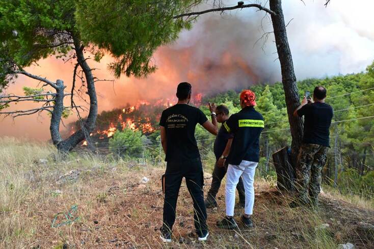 Φλόγες σε κοντινή απόσταση από πυροσβέστες και εθελοντές