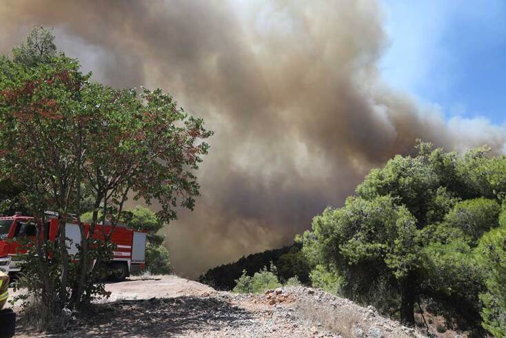 Πυκνός καπνός αναδύεται ψηλά στον ουρανό