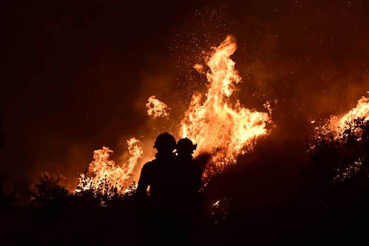 Σε ύψος πολλών μέτρων οι φλόγες στο Πόρτο Γερμενό