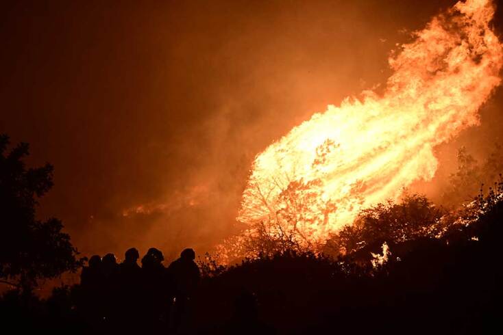 Στρόβιλος φωτιάς στο Πόρτο Γερμενό κατά τη διάρκεια της νύχτας