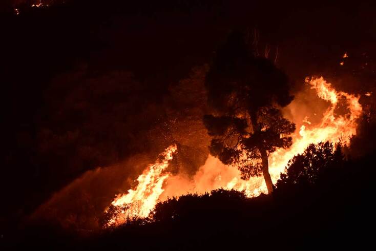 Ανεξέλεγκτη η φωτιά στο Πόρτο Γερμενό